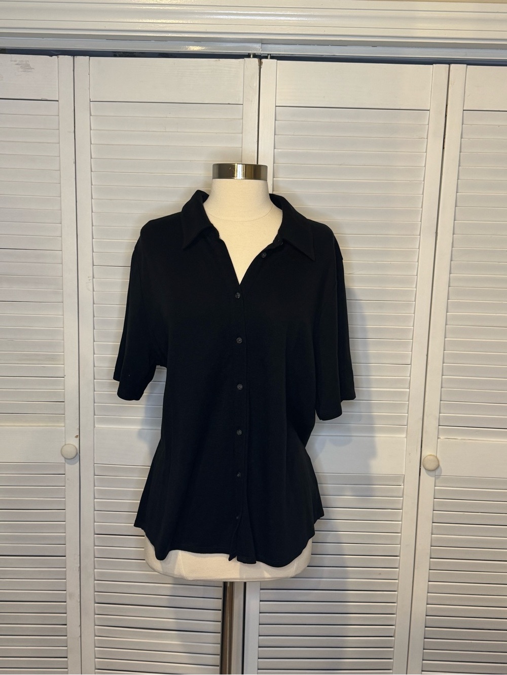 Banana Republic Black Short-Sleeve Button-Front Shirt
